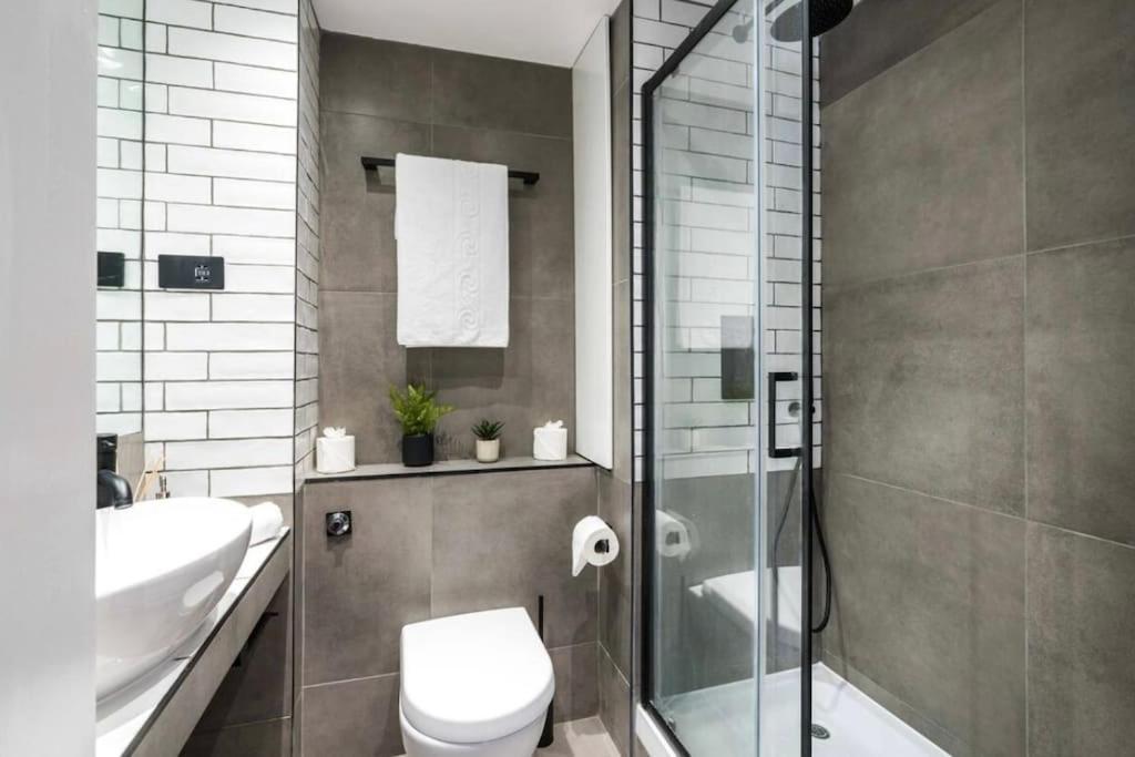 3 X Bedroom Riverside Flat With Hot Tub On Roof Terrace ロンドン エクステリア 写真