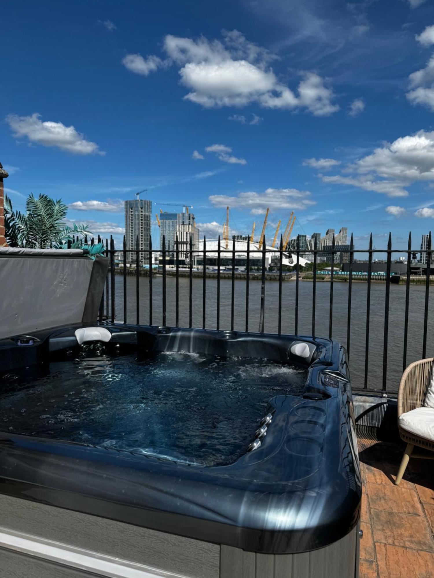 3 X Bedroom Riverside Flat With Hot Tub On Roof Terrace ロンドン エクステリア 写真
