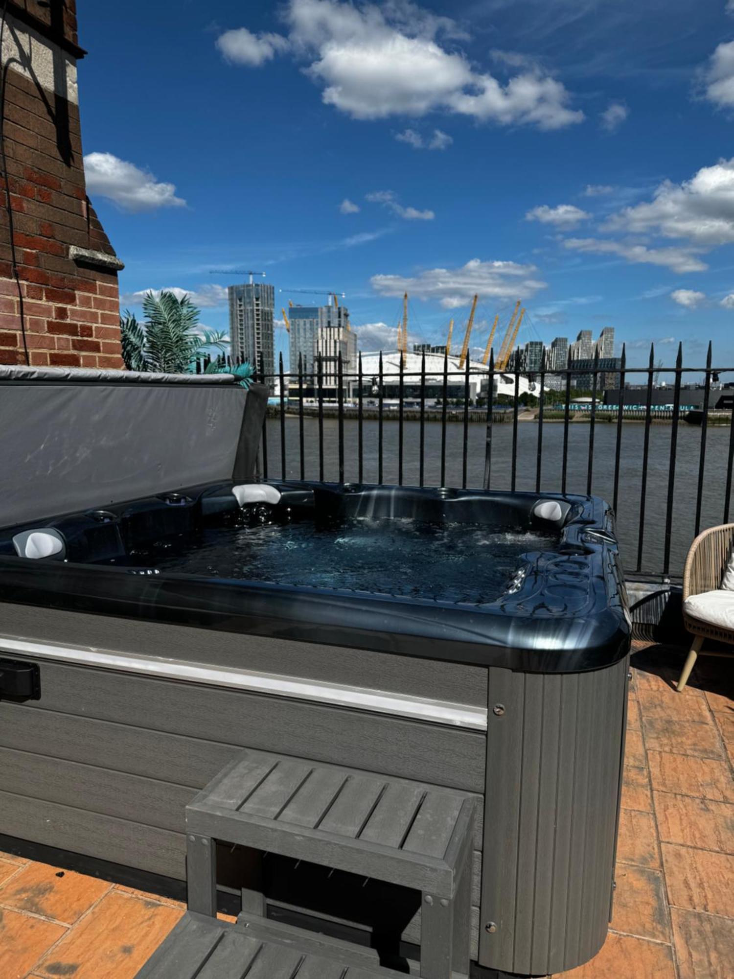 3 X Bedroom Riverside Flat With Hot Tub On Roof Terrace ロンドン エクステリア 写真