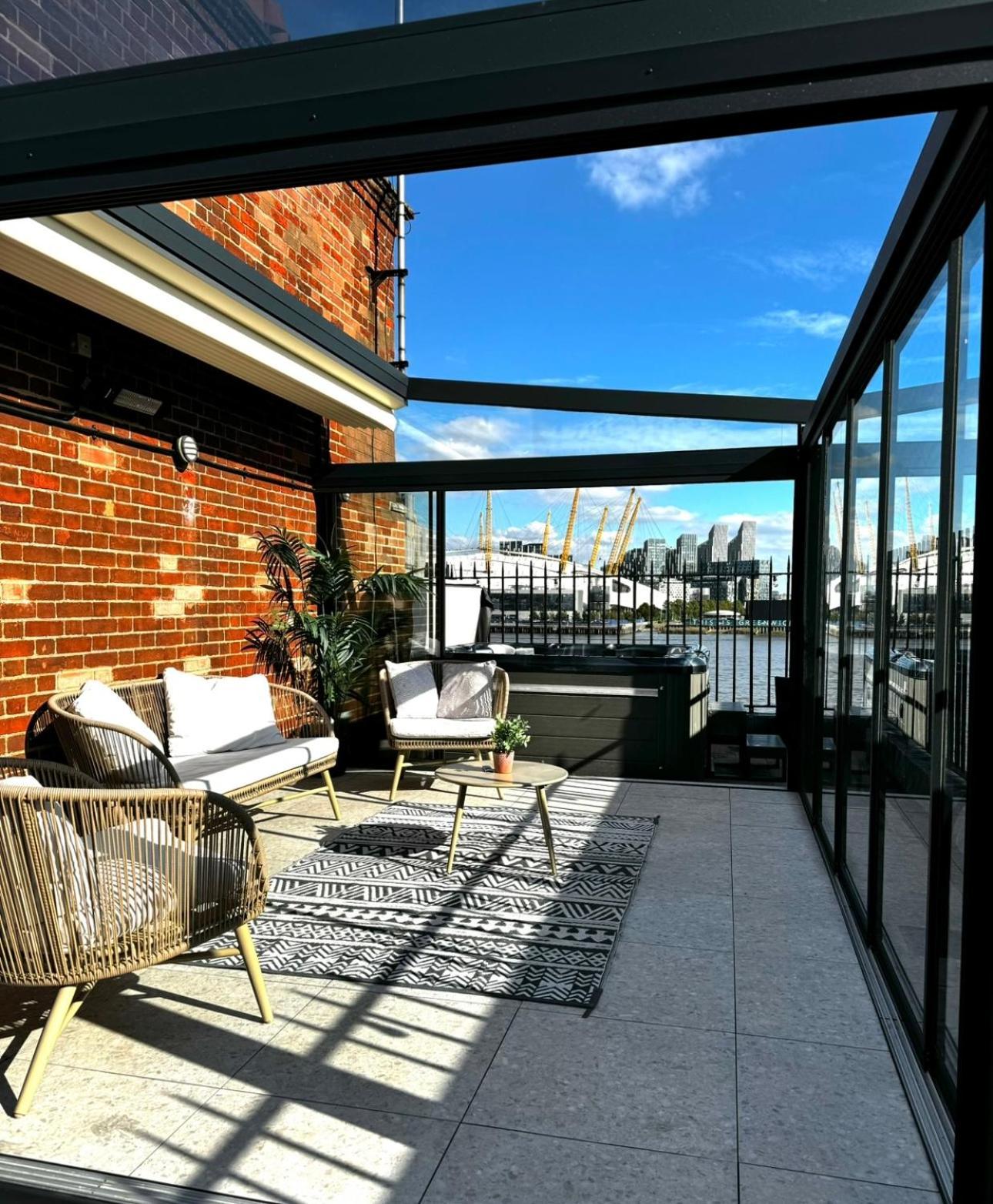 3 X Bedroom Riverside Flat With Hot Tub On Roof Terrace ロンドン エクステリア 写真